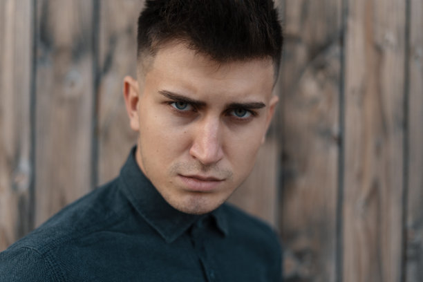 诱人的年轻人特写肖像图片下载