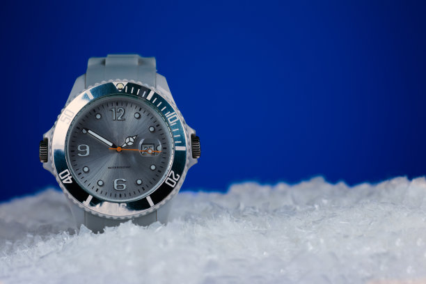 冰冻的银色手表在雪天背景与拷贝空间图片下载