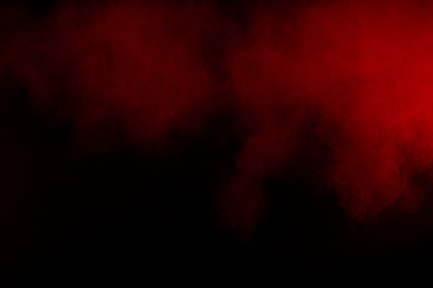 五彩烟雾的运动。抽象的红色烟雾在黑色的背景。戏剧性的红色烟雾。图片下载