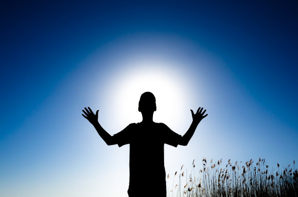 迷恋的剪影的年轻男孩在日落图片下载