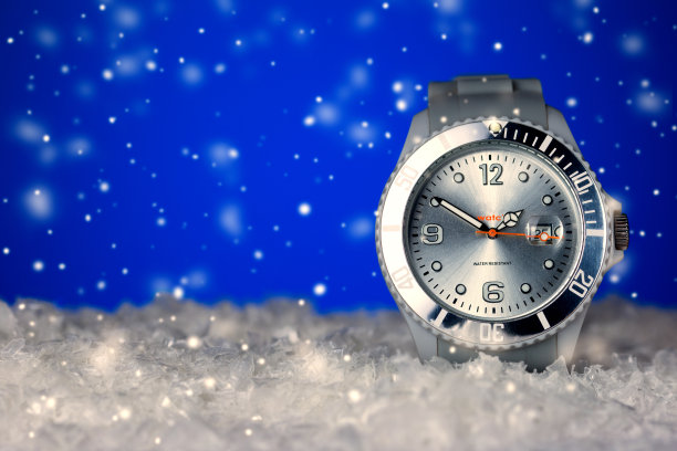 冰冻的银手手表在下雪的背景与拷贝空间图片下载