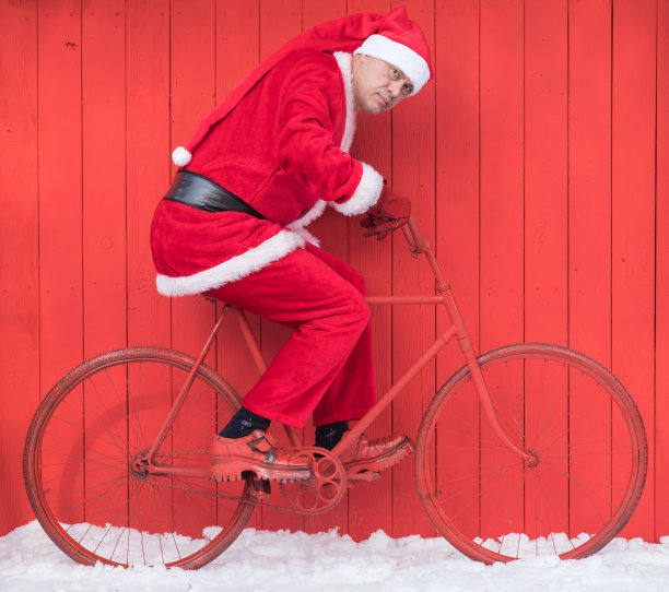 骑自行车的圣诞老人图片下载