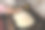 一位老妇人准备面团做披萨的照片。图片下载