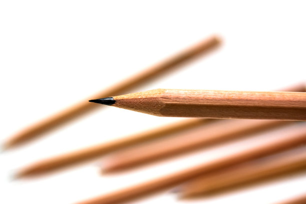 在白色背景上孤立的铅笔。图片下载