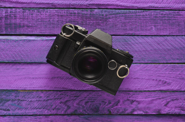 彩色木桌上的复古相机，平躺，俯视图，极简主义的趋势。图片下载