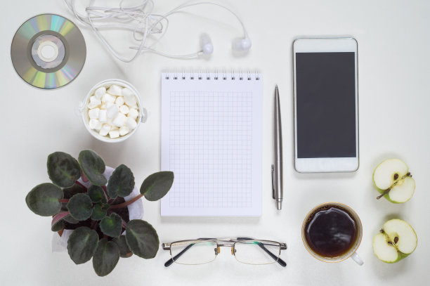 工作时间的咖啡休息时间，电话和配件图片下载