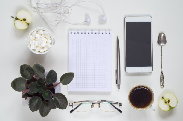 白色背景下的工作场所的咖啡休息时间图片下载