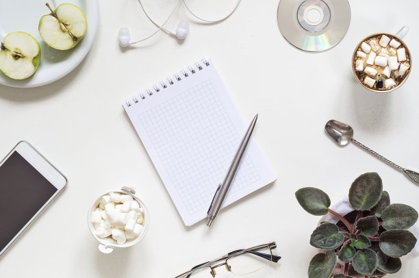 工作时间的咖啡休息时间，电话和配件图片下载