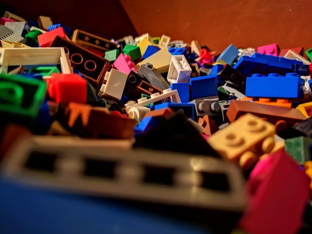 就在几十块玩具砖里图片下载