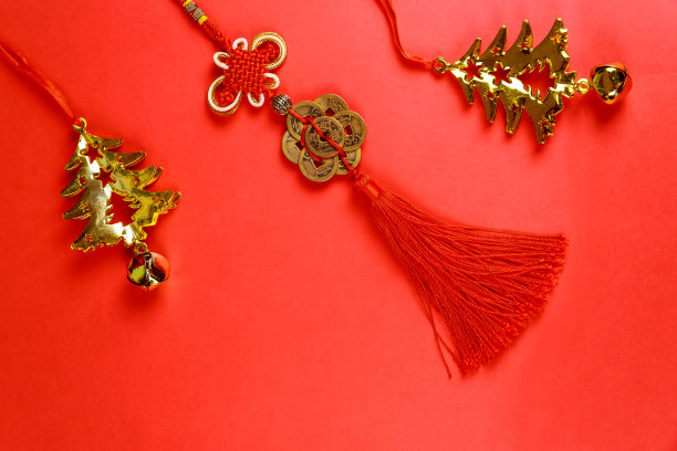 红色背景的红包里装着美元，是喜庆新年的概念图片下载