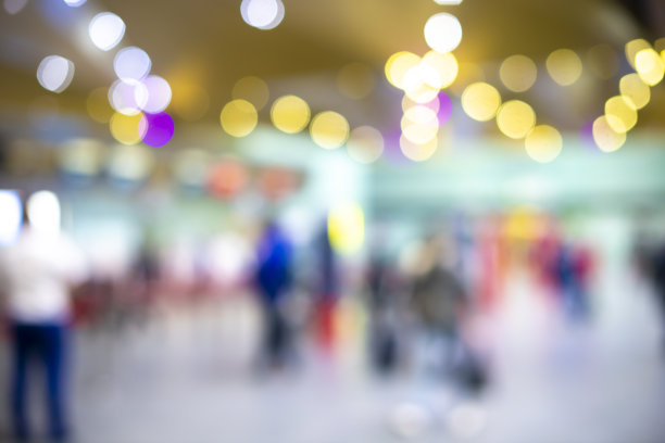 散焦旅客在机场办理登机手续，模糊抽象背景图像图片下载