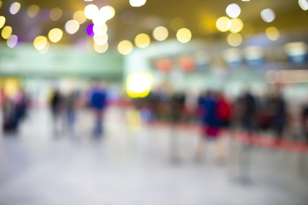 散焦旅客在机场办理登机手续，模糊抽象背景图像图片下载