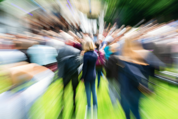 观看有放大效果的比赛的观众图片下载