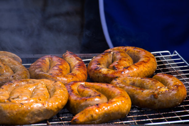 泰国北部的辣香肠(Sai Aua)在街边的食品市场烧烤。有选择性的重点。图片下载