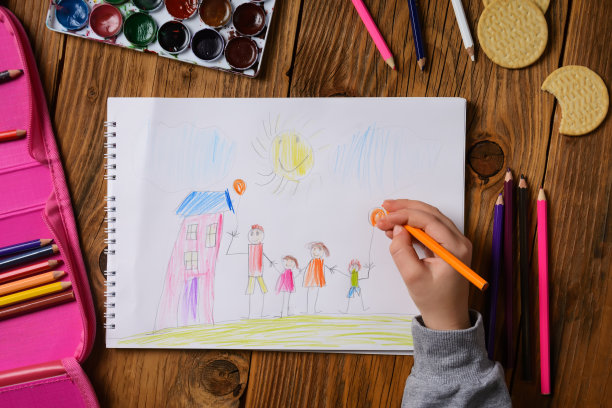 一张主题为“我的幸福家庭”的儿童照片，用彩色铅笔绘制。用图片对孩子进行心理测试。图片下载