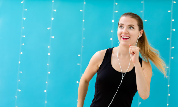 健壮的年轻女子慢跑图片下载