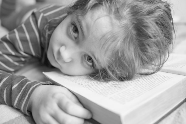 6岁的小女孩正在看书图片下载