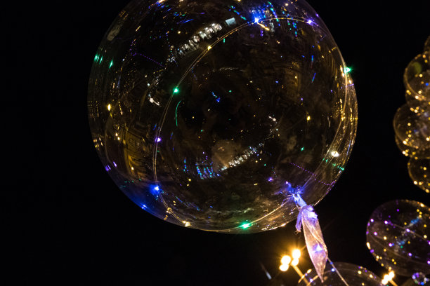 带彩色花环的LED透明气球。图片下载