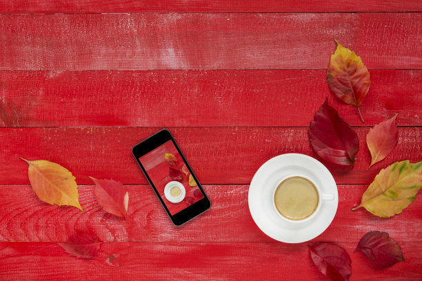 用手机在桌上用树叶拍咖啡图片下载