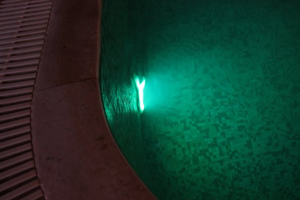 游泳池水里的浅色图片下载