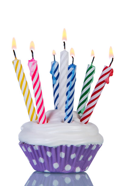 节日纸杯蛋糕，七个颜色的蜡烛孤立在白色图片下载