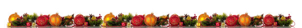 特别宽的圣诞节边界。五颜六色的球，松枝和球果，赠予孤立的白色图片下载