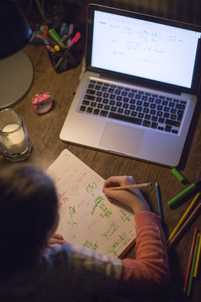 说到做家庭作业，她就非常勤奋图片下载