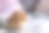 家庭烘焙和婴儿。小女孩在沙发上吃饼干。用自然光拍摄复古照片。文本的空闲空间。图片下载