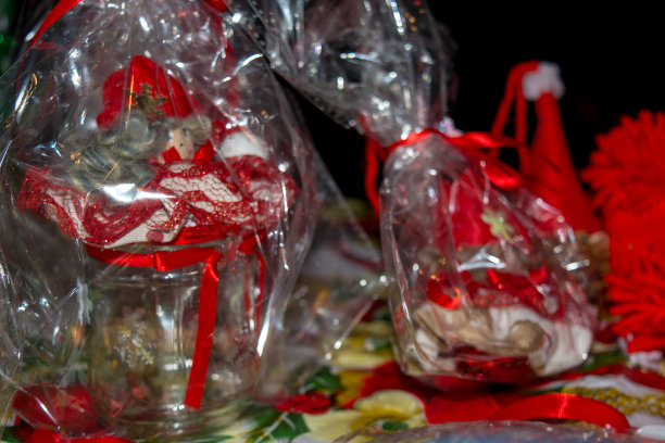 在圣诞节期间的模糊背景上的圣诞装饰销售关闭。罗马,意大利图片下载