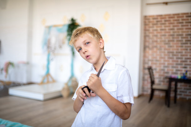 年轻有趣的孩子图片下载