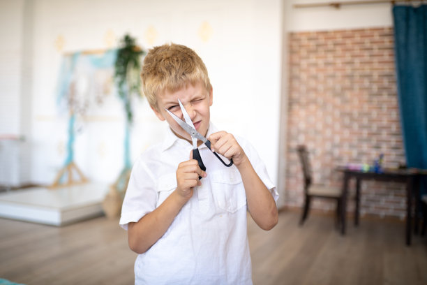 年轻有趣的孩子图片下载