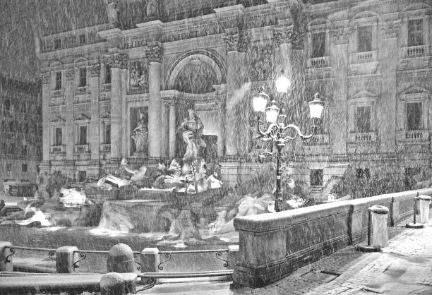 意大利，罗马，Fontana di Trevi喷泉上的暴风雪图片下载