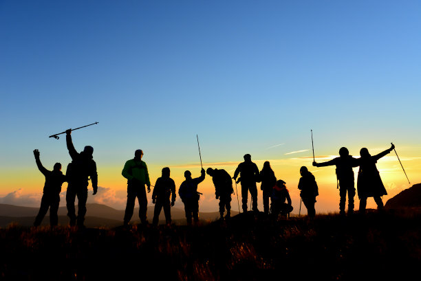 拥挤的登山团体与高峰成功图片下载