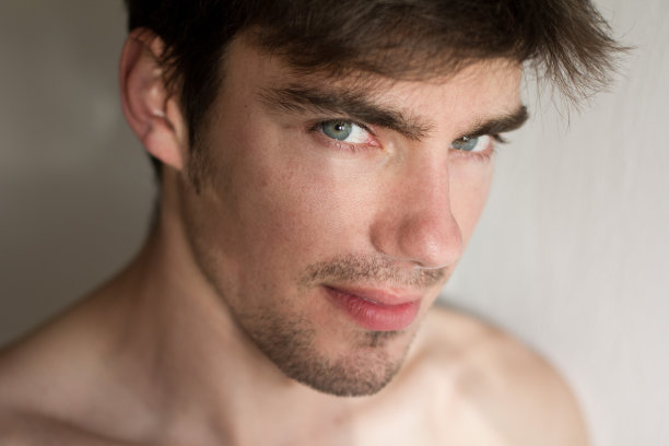 一个迷人的蓝眼睛白人男子的肖像，留了两天的胡茬，面带微笑图片下载