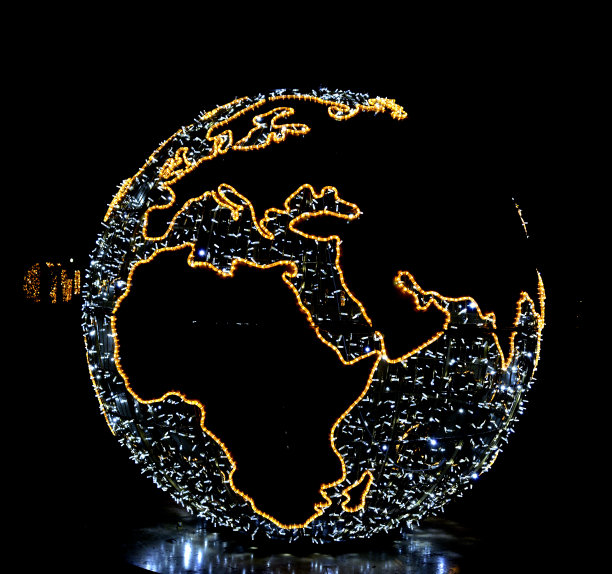 地球仪作为圣诞和新年的装饰在夜晚的城市街道上图片下载