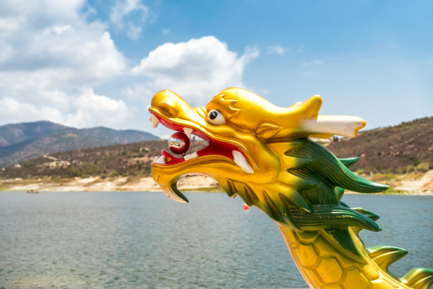 龙首在一艘龙舟的前部素材图片