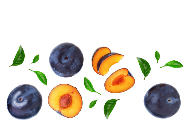 梅子与叶孤立在白色背景与复制空间为您的文本。前视图。平躺模式图片下载