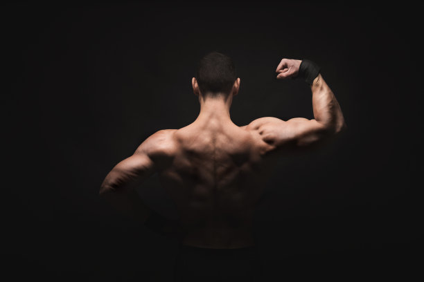 不认识的男人显示强壮的背部肌肉特写图片下载