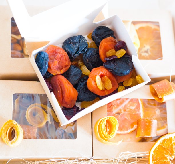 食物。水果片、薯片、干果:橘子、苹果、西梅、杏图片下载