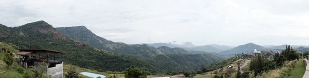晨雾缭绕在山峰上的自然景观。绿色山谷的背景，雾蒙蒙的戏剧性的天空。全景地平线透视风景山西班牙北部的山顶。旅游概念模型图片下载