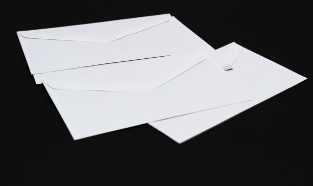 黑色背景上空白信封的照片。品牌标识的模板。信封模型。白纸孤立在黑色上。俯视图图片下载