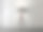 空房间三脚架上的黑色落地灯图片下载
