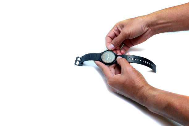 成人手调整时间与黑色手表在白色背景孤立图片下载
