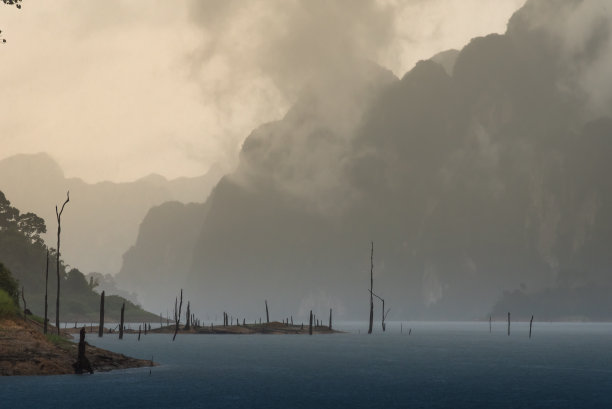 美丽的湖在山腰图片下载