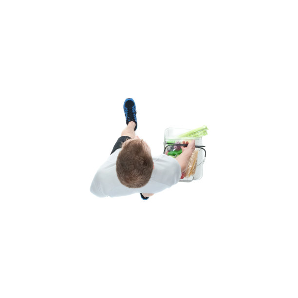 正上方的观点，一个正常的男人拿着一个购物篮，装满了健康的食物图片下载