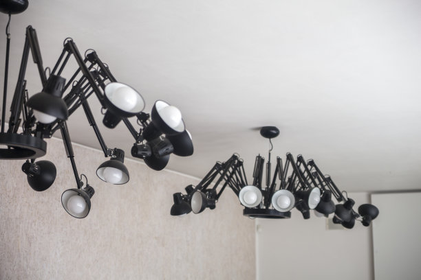 天花板上挂着灯图片下载