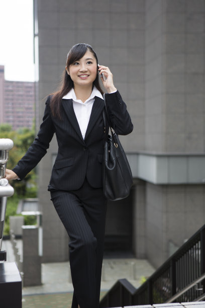 边走边打电话的女人图片下载