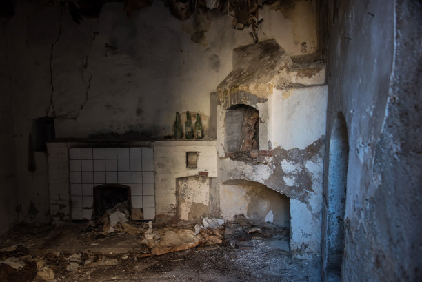 意大利南部一个废弃的鬼城的窗口视图图片下载