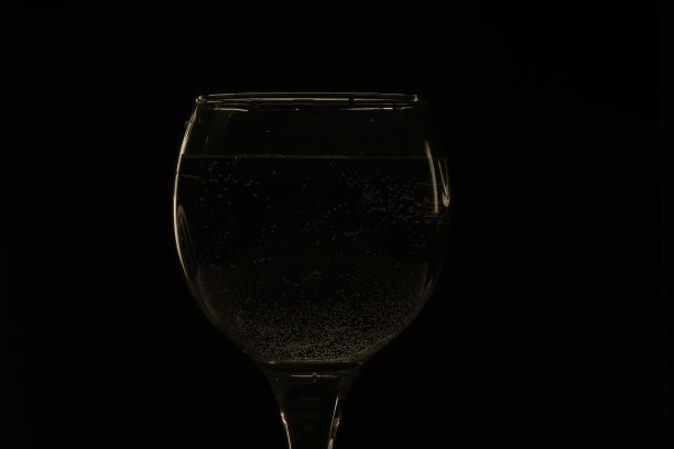 黑色背景下的玻璃图片下载