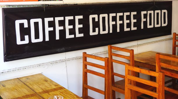 在老挝万象的一个路边咖啡馆，咖啡咖啡食物的标志图片下载